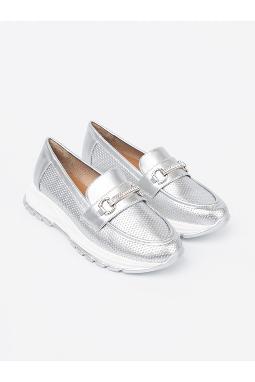 Hõbedat värvi mokassiinid z dekoracyjnym m elementem Hõbedat värvi mokassiinid z dekoracyjnym m elementem