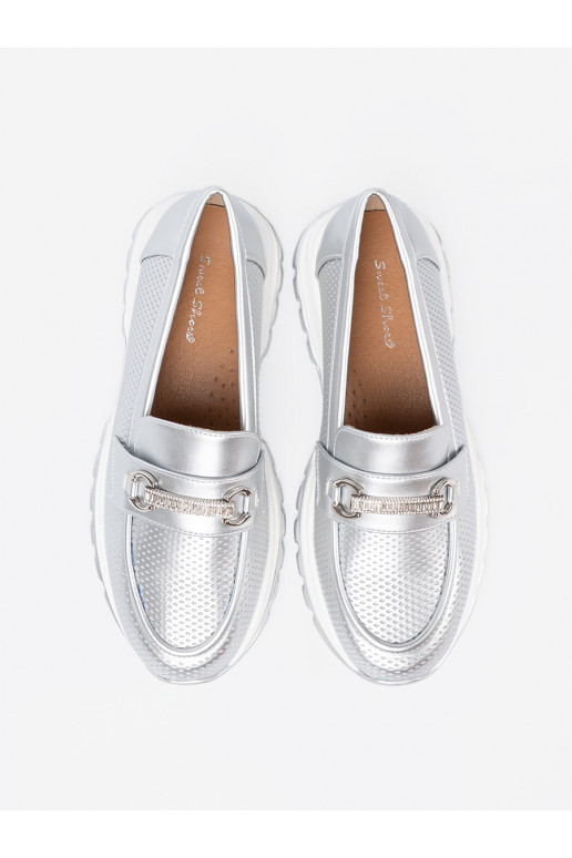 Hõbedat värvi mokassiinid z dekoracyjnym m elementem Hõbedat värvi mokassiinid z dekoracyjnym m elementem