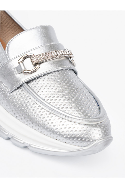 Hõbedat värvi mokassiinid z dekoracyjnym m elementem Hõbedat värvi mokassiinid z dekoracyjnym m elementem