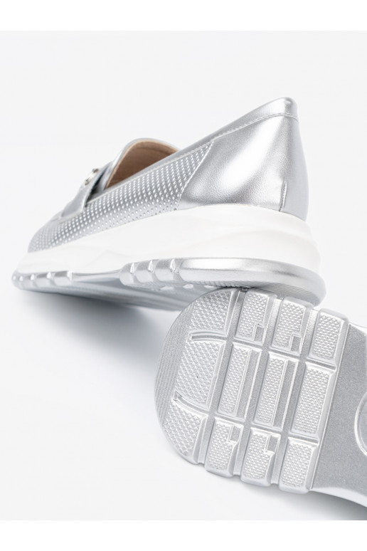 Hõbedat värvi mokassiinid z dekoracyjnym m elementem Hõbedat värvi mokassiinid z dekoracyjnym m elementem