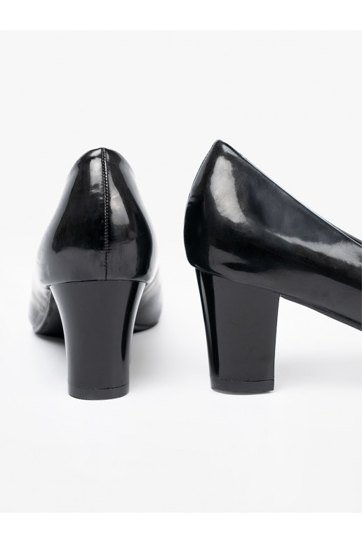 Laque poolsaapad z efektowną ozdobą Laque poolsaapad z efektowną ozdobą