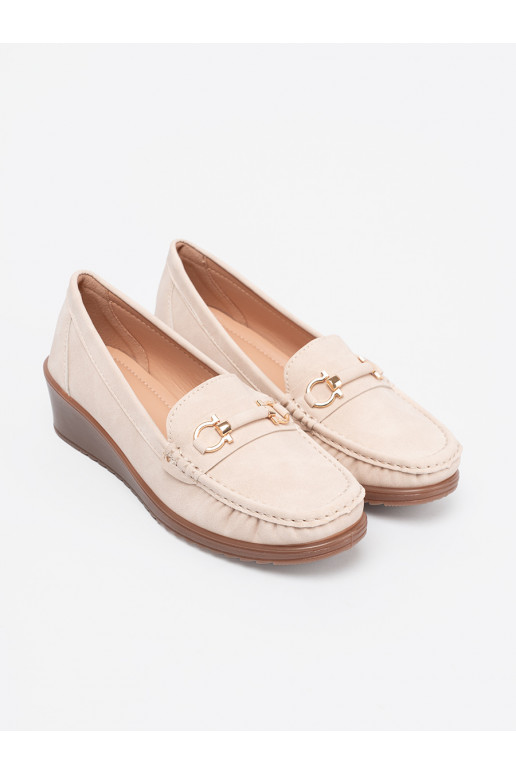 beeži värvi mokassiinid  z ozdobnym łańcuszkiem beeži värvi mokassiinid  z ozdobnym łańcuszkiem
