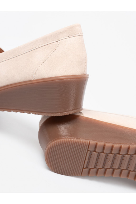 beeži värvi mokassiinid  z ozdobnym łańcuszkiem beeži värvi mokassiinid  z ozdobnym łańcuszkiem