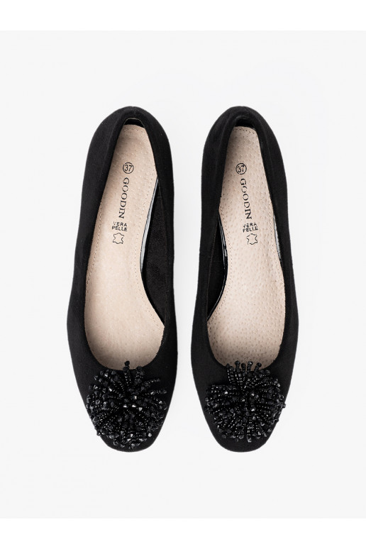 Must poolsaapad z ozdobną broszką z koralików