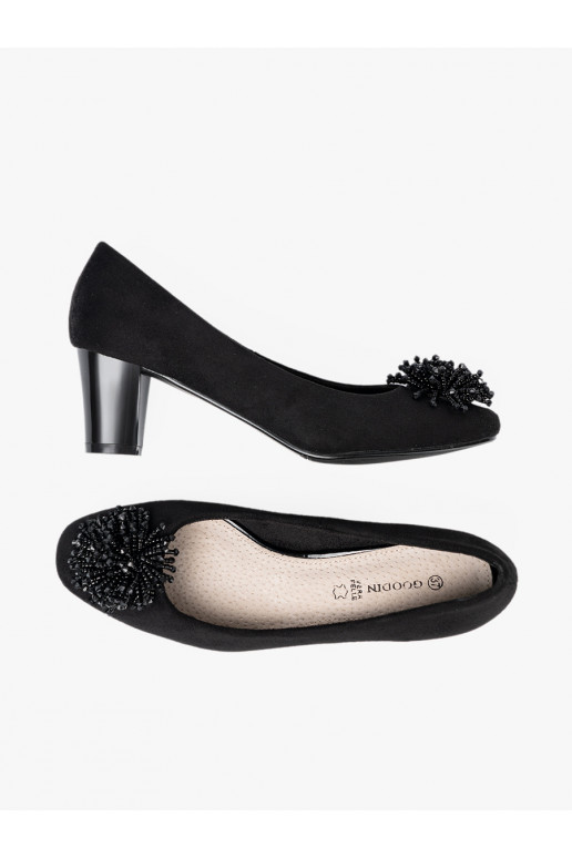 Must poolsaapad z ozdobną broszką z koralików