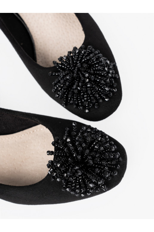 Must poolsaapad z ozdobną broszką z koralików