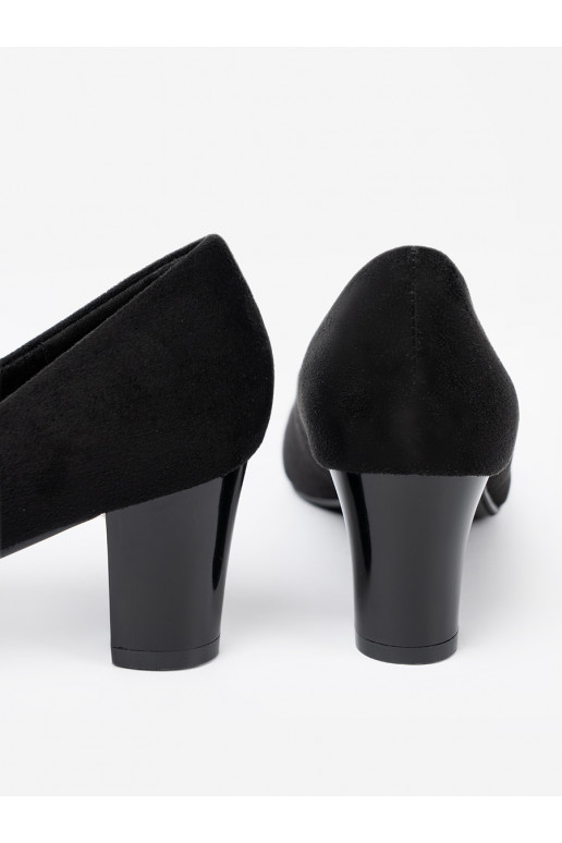 Must poolsaapad z ozdobną broszką z koralików