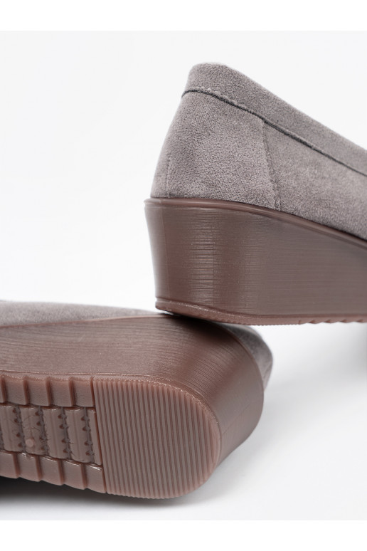 Halli värvi kingad kuldsete detailidega Halli värvi kingad kuldsete detailidega