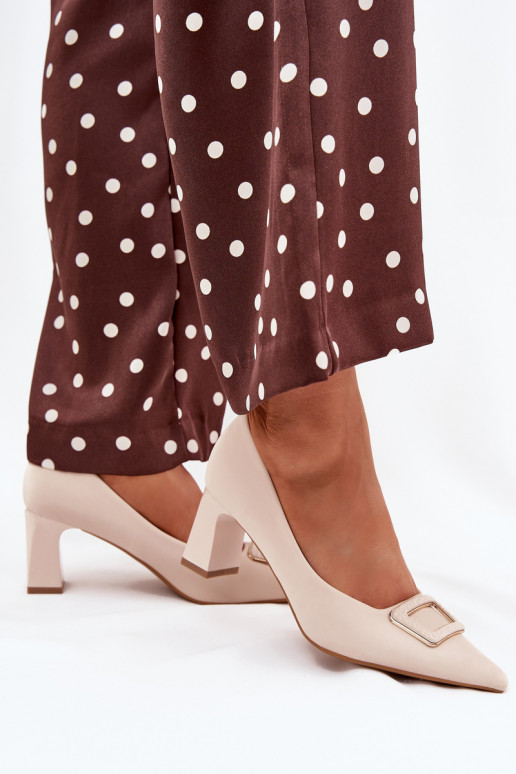 Kingad kõrge jämeda kontsaga kaunistustega neetide ja pandlaga beeži värvi Seriva