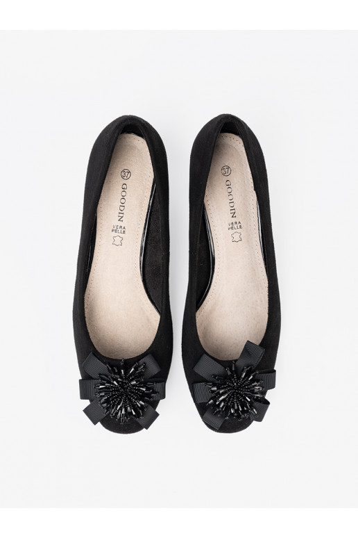 Must poolsaapad z ozdobnym kwiatem