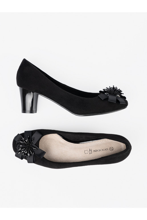 Must poolsaapad z ozdobnym kwiatem