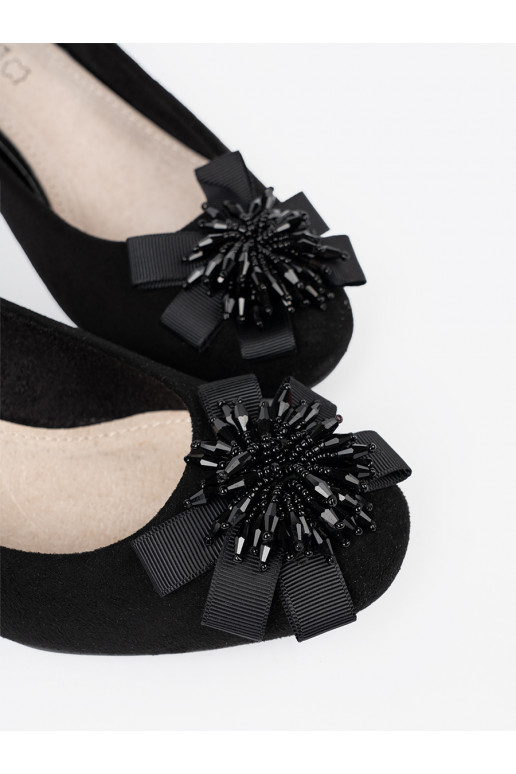 Must poolsaapad z ozdobnym kwiatem