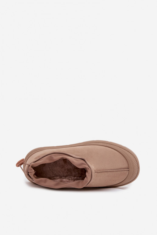 Naine lumekingad platvormiga ja madala ülaosaga liivakarva Izamine
