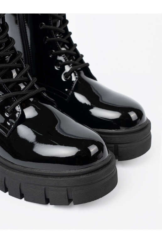 Must  saapad na masywnej podeszwie Must  saapad na masywnej podeszwie