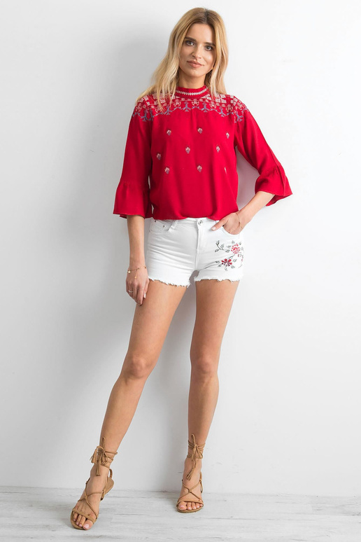 Valged lillemotiiviga lühikesed püksid Valged lillemotiiviga lühikesed püksid