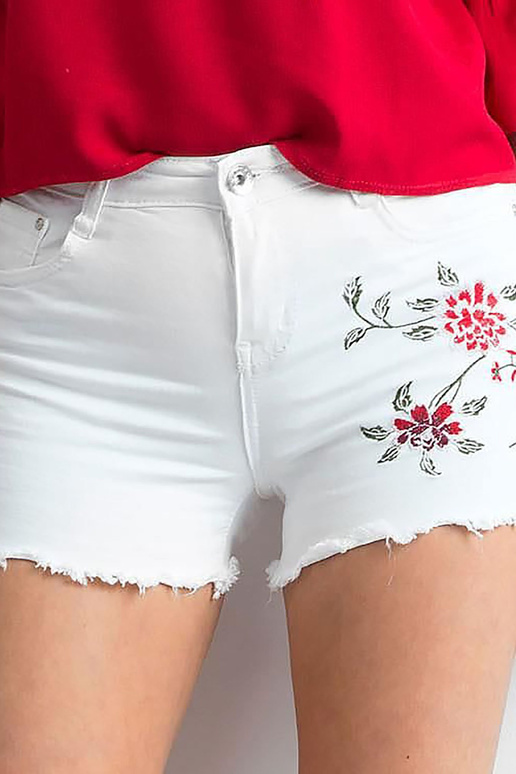 Valged lillemotiiviga lühikesed püksid Valged lillemotiiviga lühikesed püksid