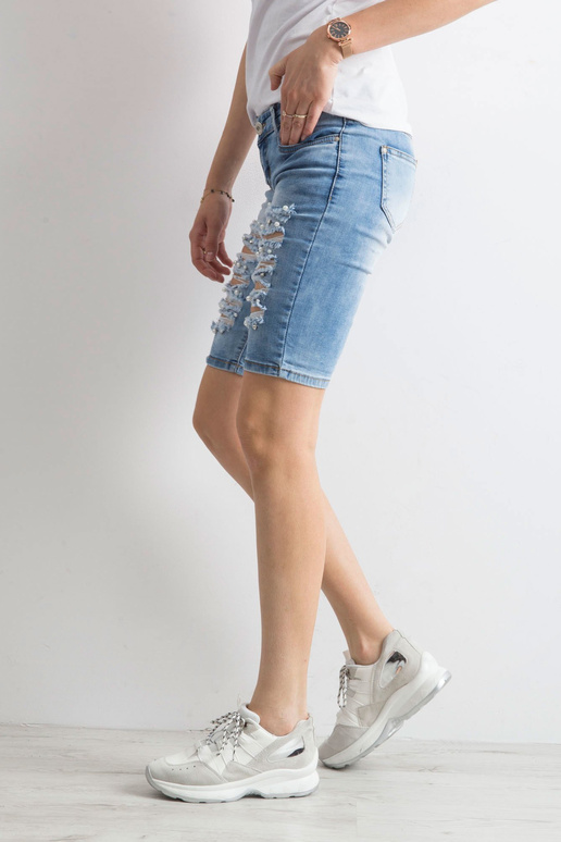 Sinised teksapüksid, aukudega Bermuda...