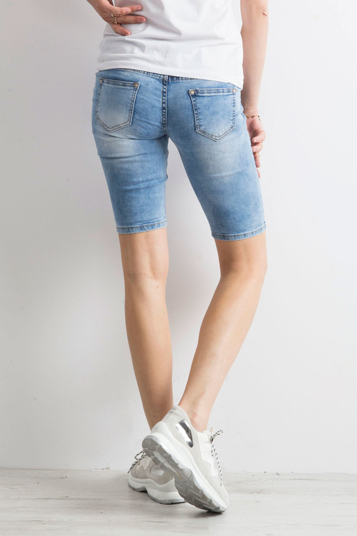 Sinised teksapüksid, aukudega Bermuda...