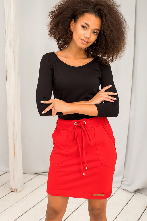 Mona must naiste põhipluus