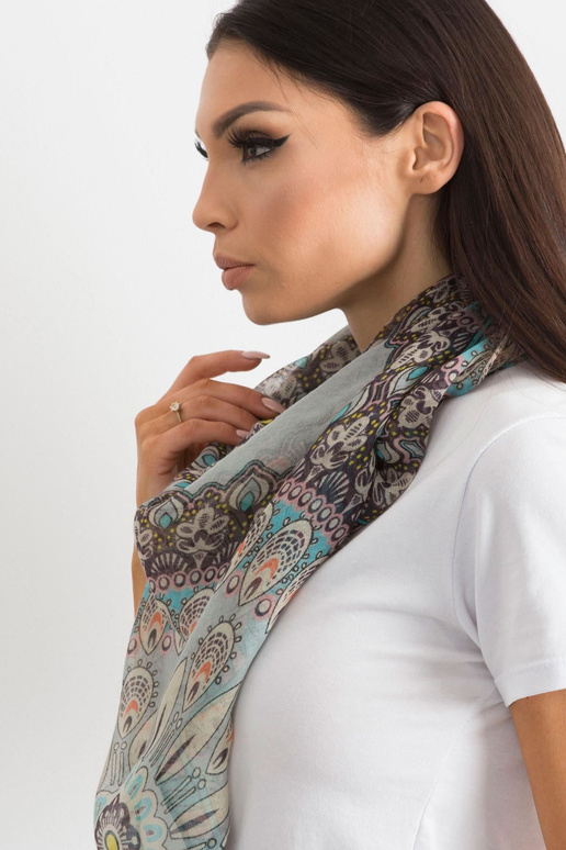 Hall etnilise mustriga sall