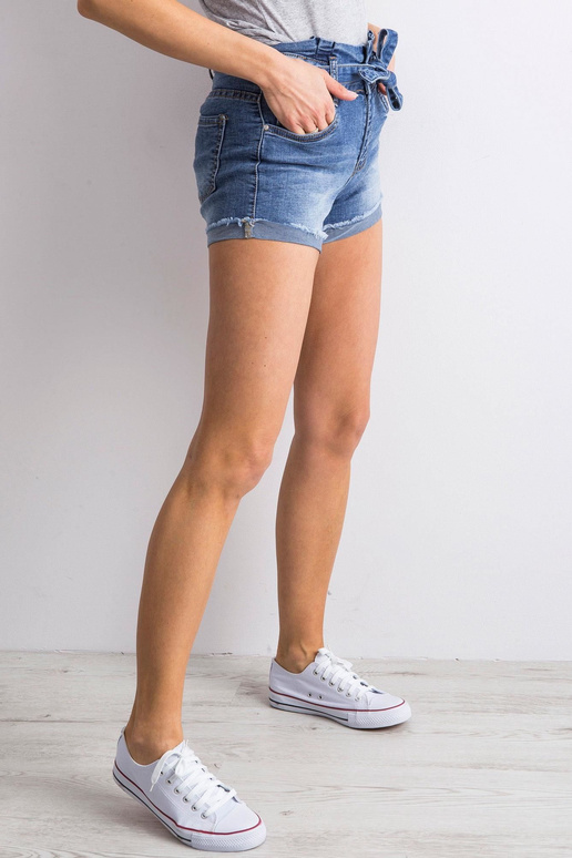 Sinised teksapüksid koos vööga