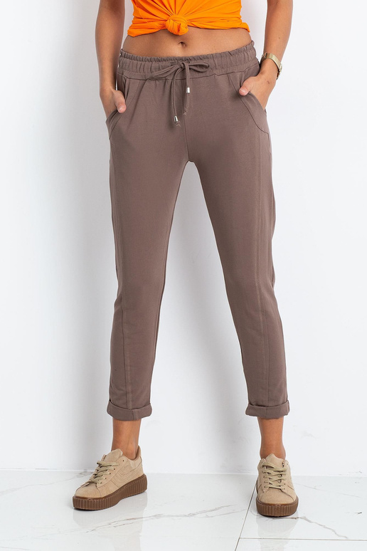 Tumebeežid püksid Lähenevad