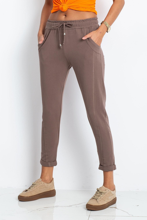 Tumebeežid püksid Lähenevad