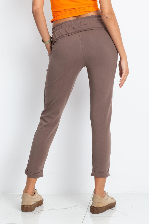 Tumebeežid püksid Lähenevad