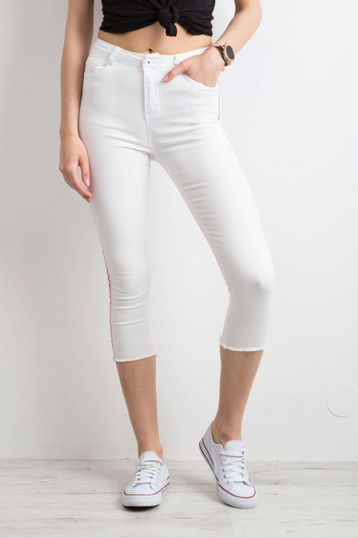 Valged punase triibuga püksid Valged punase triibuga püksid