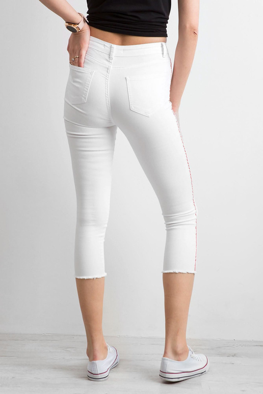 Valged punase triibuga püksid Valged punase triibuga püksid