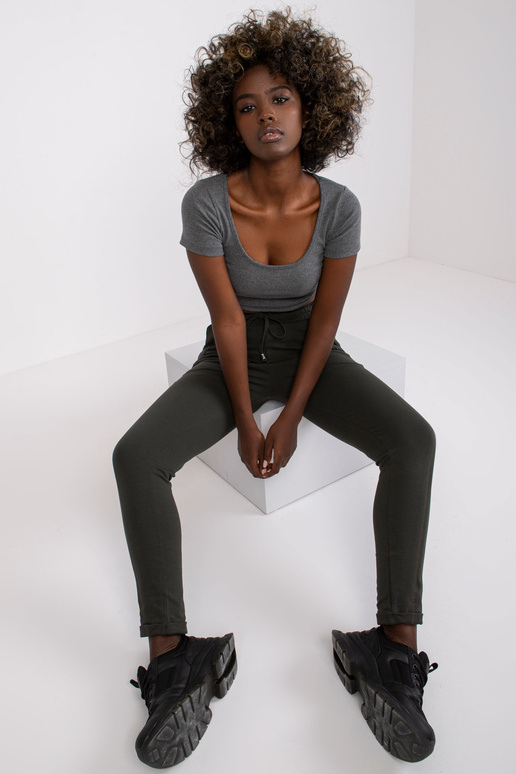 Tumedad khakivärvi püksid Ligipääsetavad