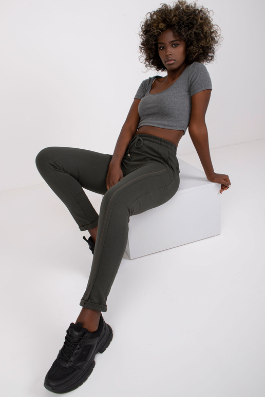 Tumedad khakivärvi püksid Ligipääsetavad