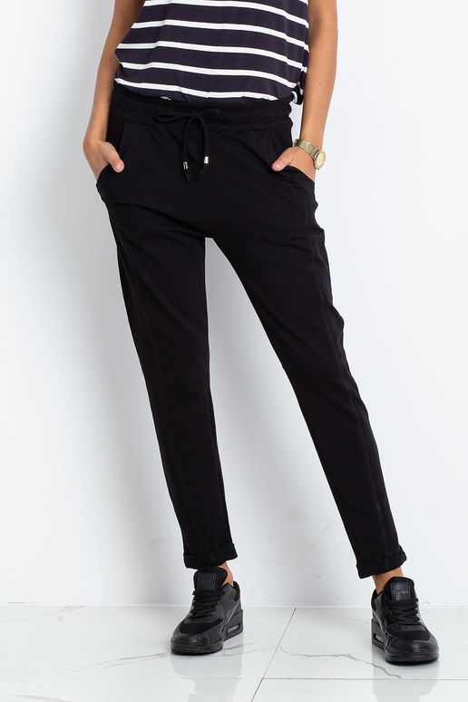 Mustad püksid ligipääsetav