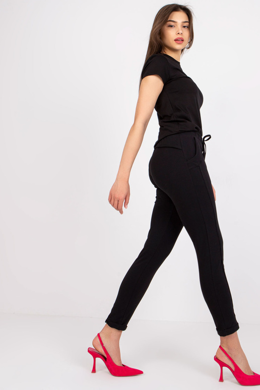 Mustad püksid ligipääsetav