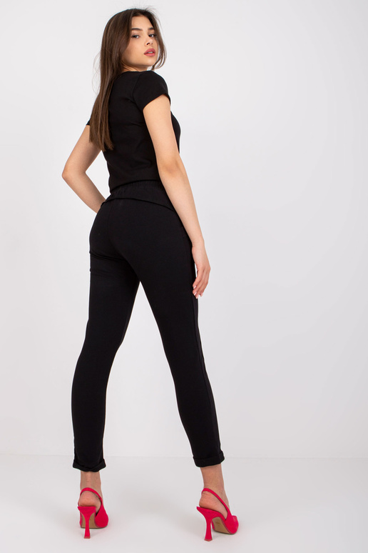 Mustad püksid ligipääsetav