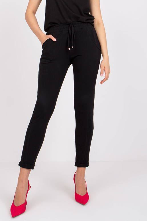 Mustad püksid ligipääsetav