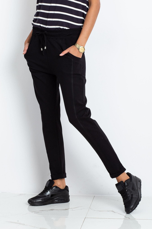 Mustad püksid ligipääsetav