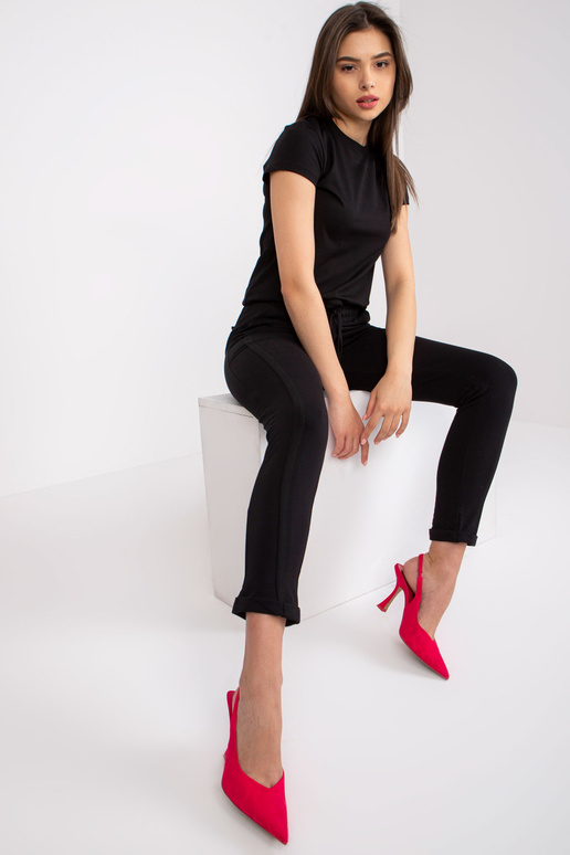 Mustad püksid ligipääsetav