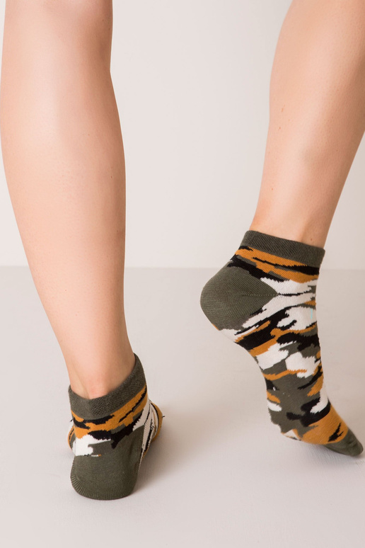 Militaarmustrites khakivärvi sokid