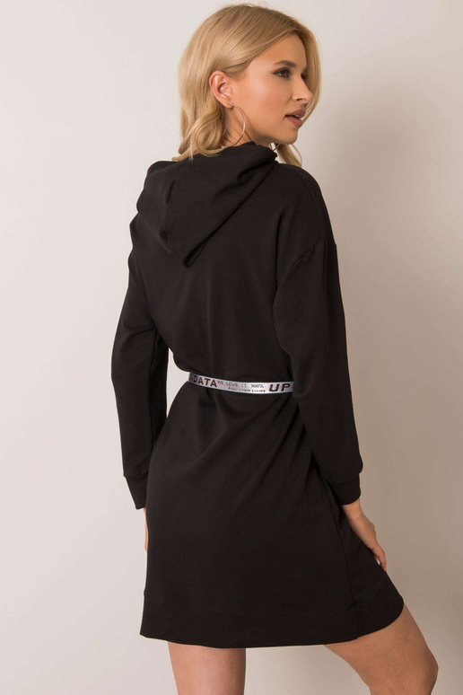 Must Nelly kleit Must Nelly kleit