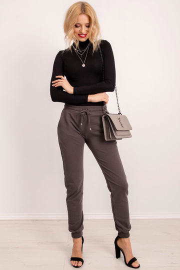 Tumedad khakivärvi püksid...