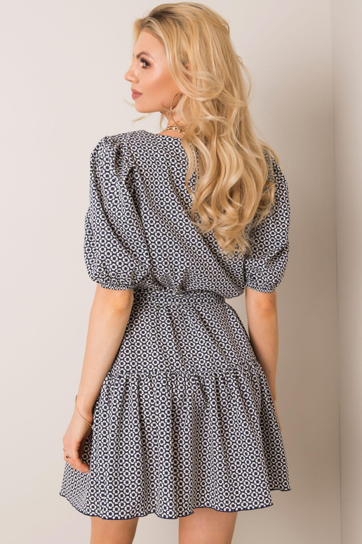 Meresinine ja valge romantiline kleit