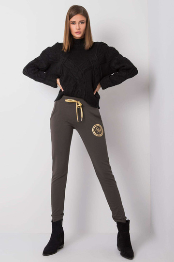 Tumedad khakivärvi...