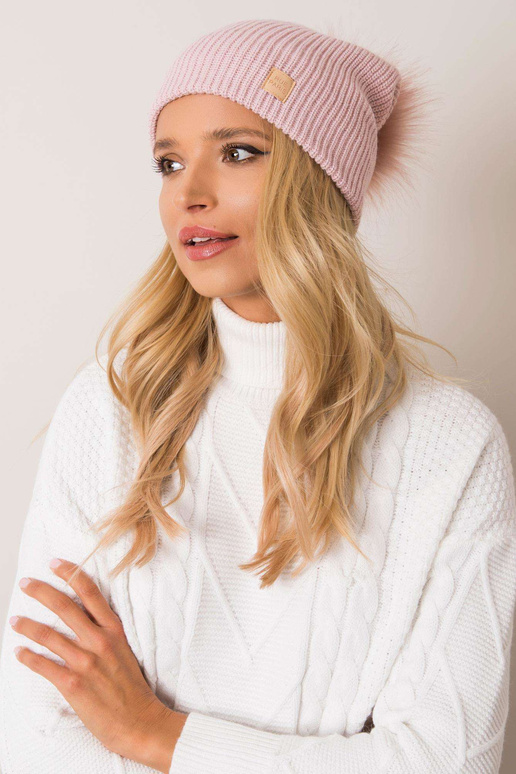 Kahvatu roosa nokamüts pomponiga RUE...