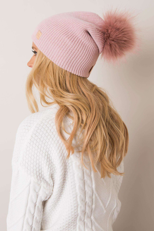 Kahvatu roosa nokamüts pomponiga RUE...