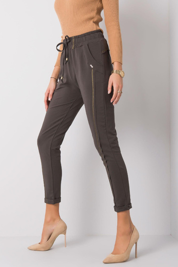 Riviera tumedad khakivärvi...