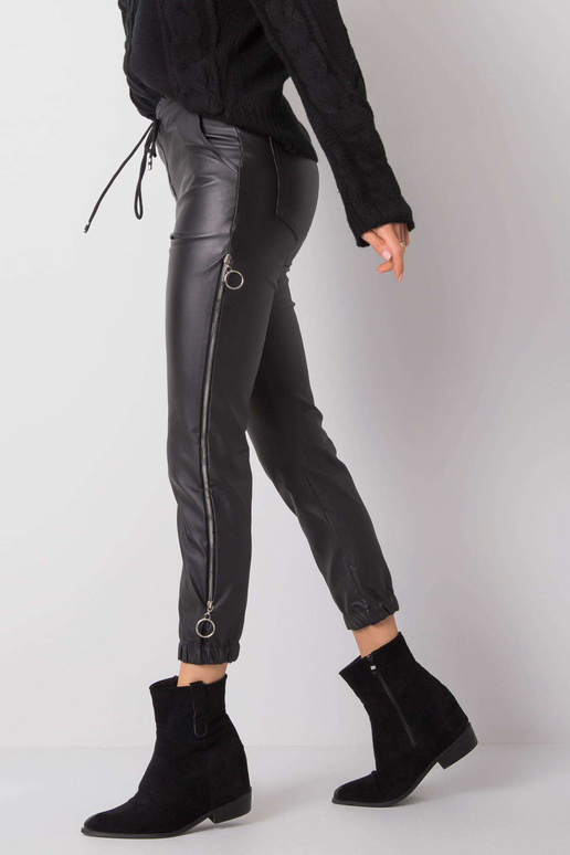 Jackies mustad vahatatud püksid