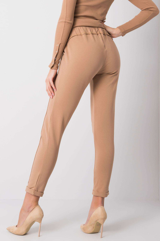 Kaamelipüksid ligipääsetav