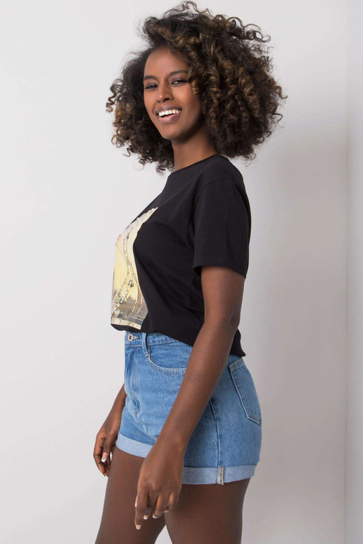 Must Yuna aplikatsiooniga T-särk Must Yuna aplikatsiooniga T-särk