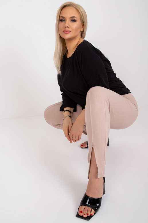 Must naiste suures suuruses...